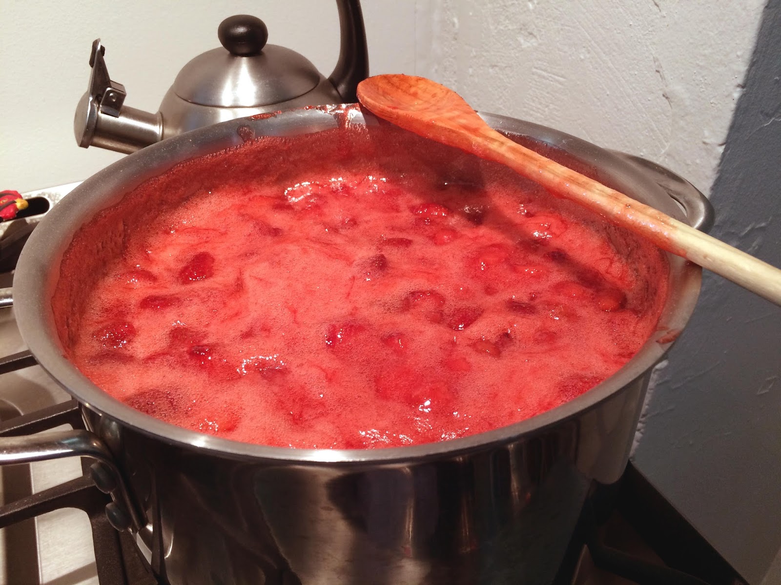 Headspace Foam and Two Types of Strawberry Jam