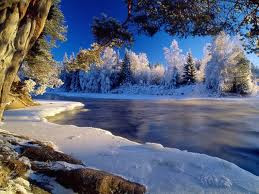 صور ثلوج وسط بحيرة من الماء في فصل الشتاء