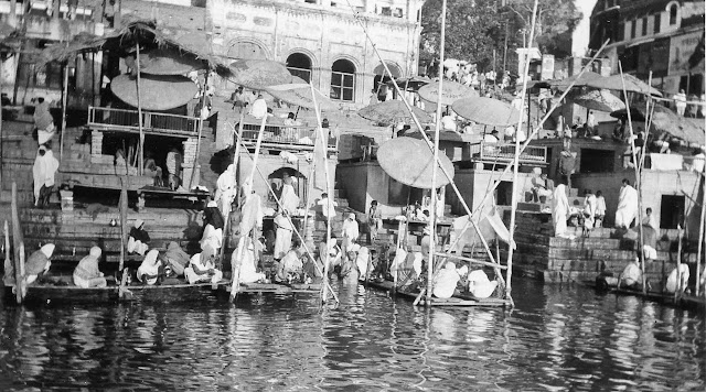 Bathing+in+the+Ganges+River+-+Benares+(Varanasi)+1939
