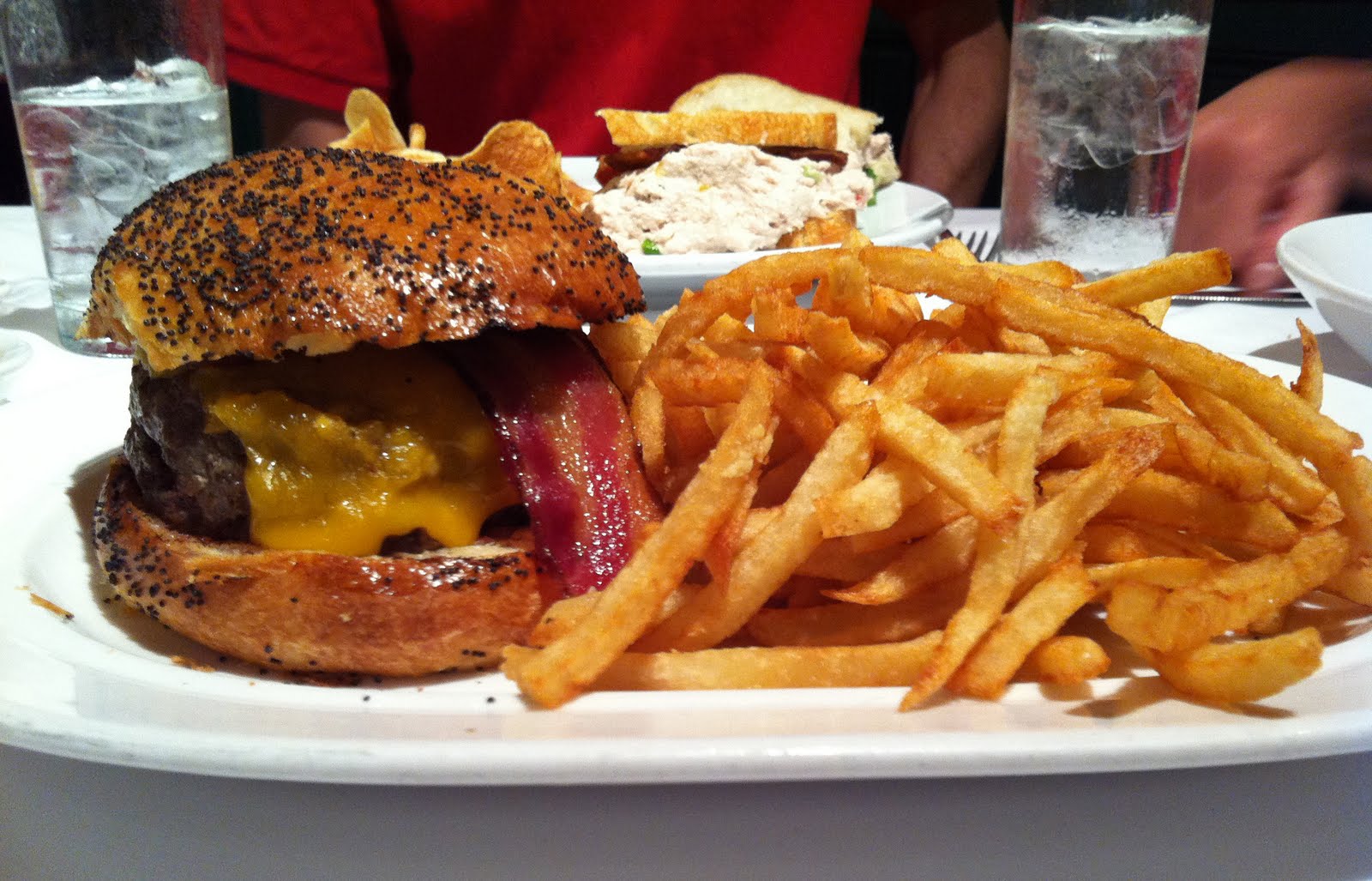 бургер. большой бургер. большой гамбургер. большие порции еды. огромный гамбургер.