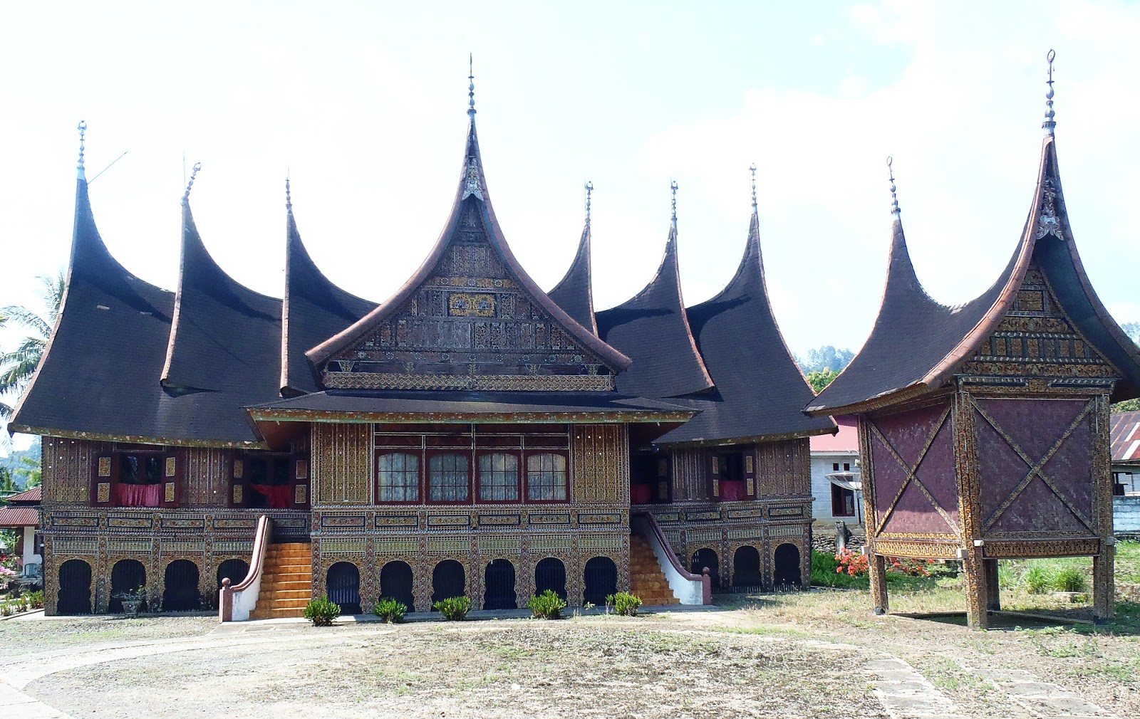 W Tajlandii i Indonezji Minangkabau Rumah Gadang and its W Tajlandii i Indonezji Minangkabau Rumah Gadang and its