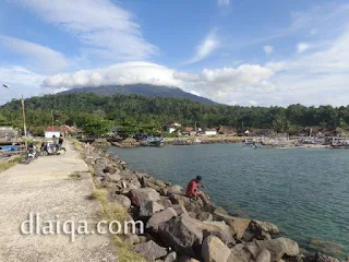 Gunung Rajabasa dilihat dari dermaga Kalianda