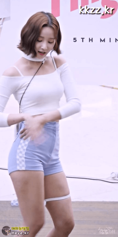 모모랜드, 연우 타이트한 오프솔더..