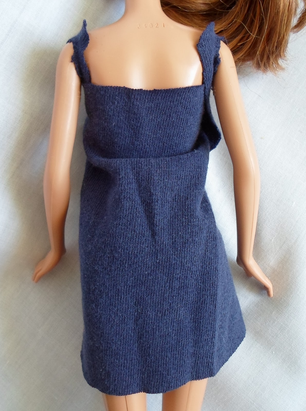 DIY Barbie Blog : Easy No Sew Wrap Dress for Barbie from Old T-Shirt ~Free  Pattern