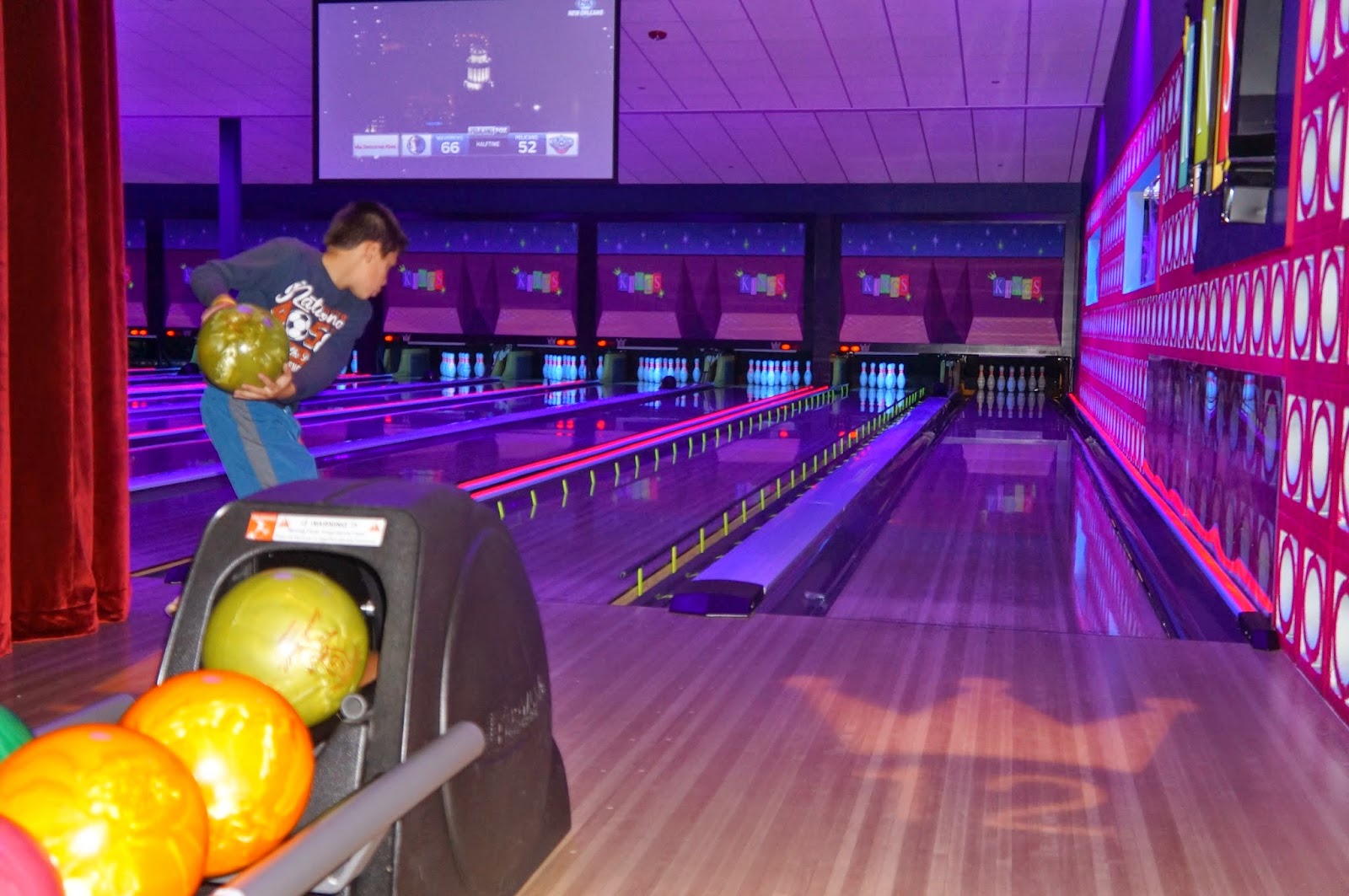 Evan and Lauren's Cool Blog 11/1/14 Family Fun at Kings Bowl in
