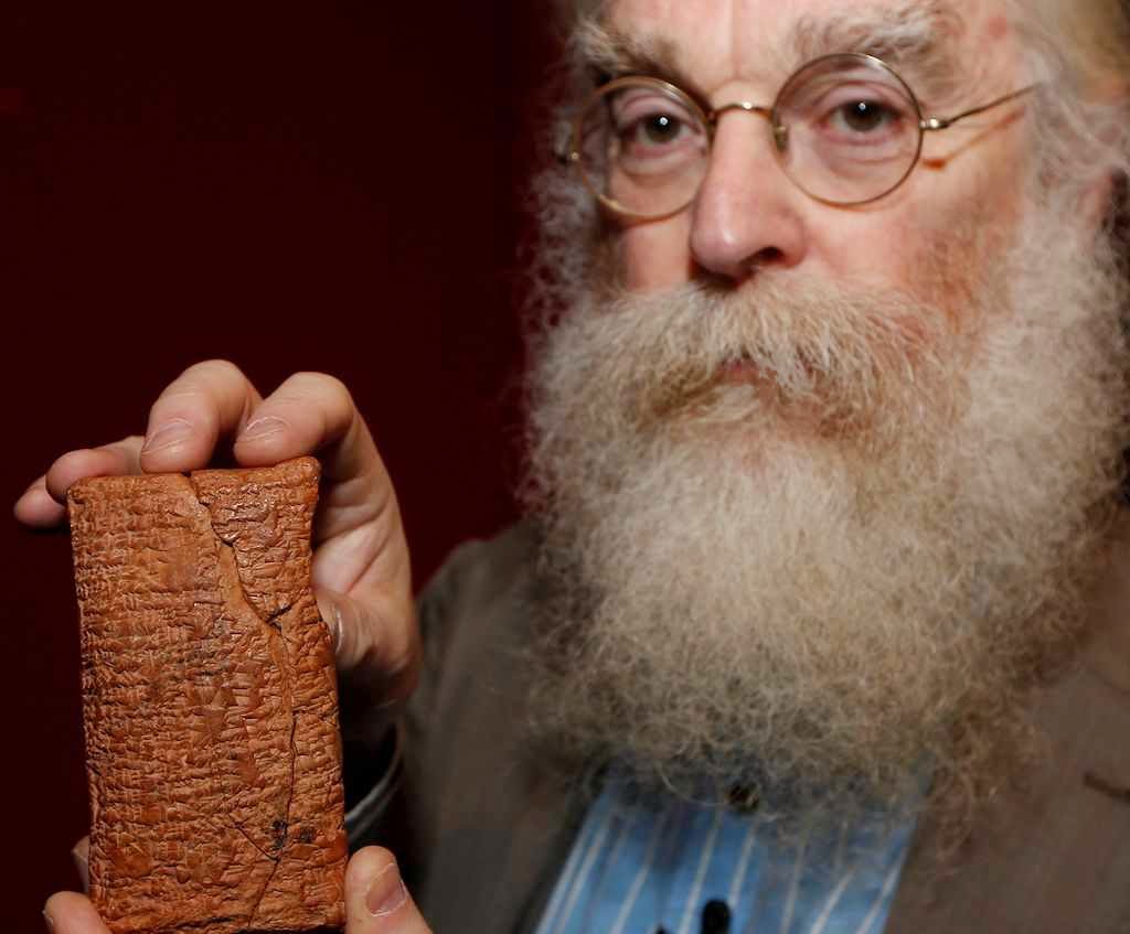 O Dr. Irving Finkel com a tabuleta de 4.000 anos que conta a história da Arca.
