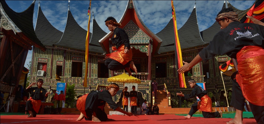 agama lokal ( suku minang, kutai, dan gorontalo)