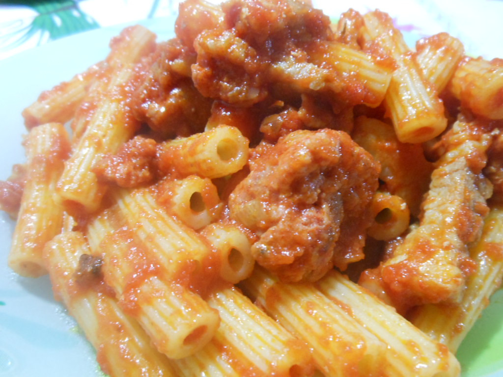 Le ricette del cuoco segreto Pasta al sugo con salsicce e pancetta