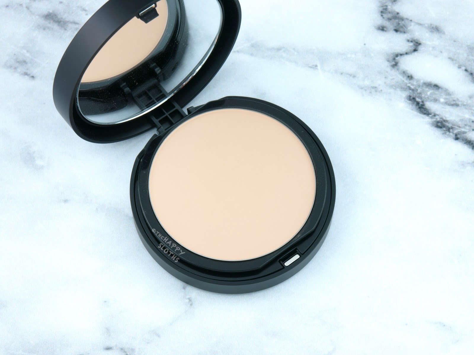 bareMinerals BAREPRO Performance Wear Powder Foundation "Cashmere 06": Review and Swatches
