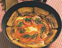 Kiaušinienė su šonine ir pomidorais receptas