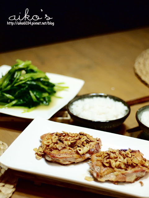 【中式料理】鐵板燒在家吃～乾煎雞腿排佐香煎蒜片鐵板晚餐。