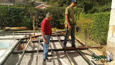 Bizzarri, da Bizzarri Pedras, visitando uma obra em condomínio em Vinhedo-SP onde estamos embelezando uma piscina com a reforma com o deck de madeira e o pergolado de madeira com piso de pedra na piscina com pedra São Tomé branca e execução do paisagismo. Julho de 2016.