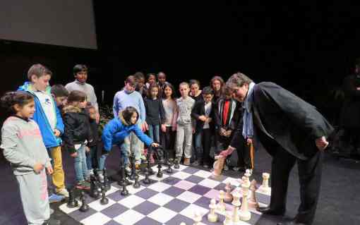 Le Blanc-Mesnil, mars 2016. L’an passé, 729 élèves avaient affronté le maire dans des parties d’échecs - Photo © Le Parisien Le Blanc-Mesnil, mars 2016. L’an passé, 729 élèves avaient affronté le maire dans des parties d’échecs - Photo © Le Parisien