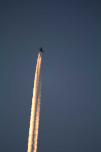Tracking overhead aircraft with 600mm telephoto is easy if weather enables visible contrails (Source: Palmia Observatory)
