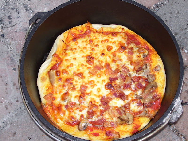 Tupper Cooks!: Dutch Oven Pizza..........
