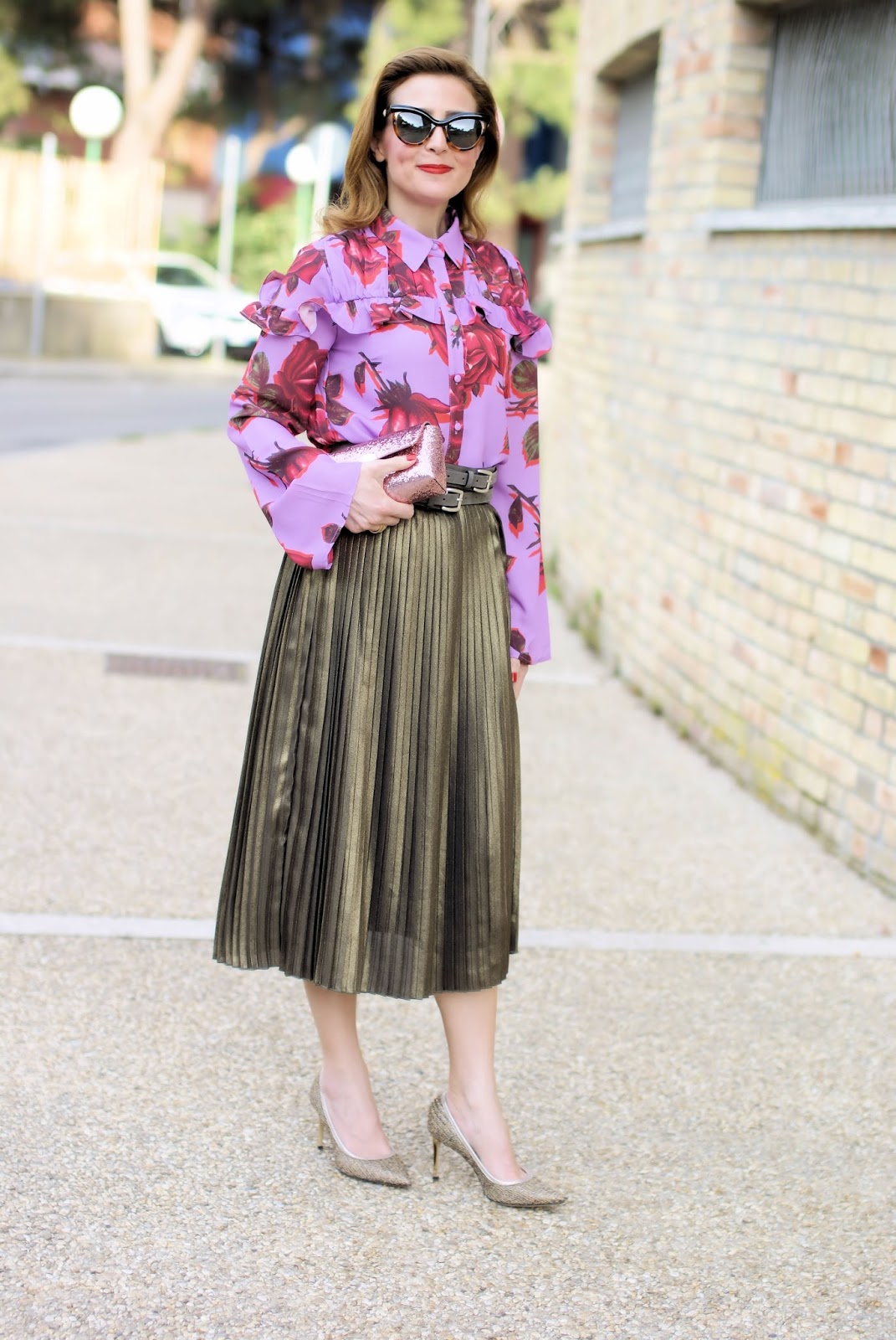 Golden pleated skirt: Spring daytime outfit on Fashion and Cookies fashion blog, fashion blogger style