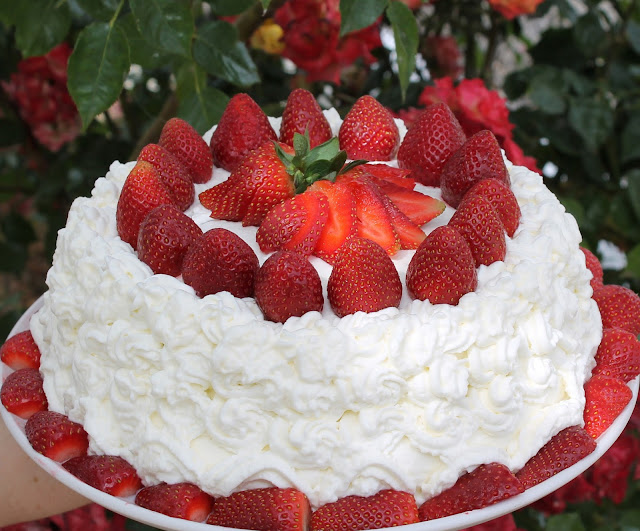 Tarta de nata (crema de leche) y fresa sin huevo
