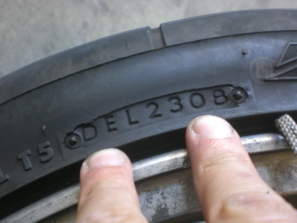 Cómo leer la fecha de fabricación en las llantas de tu automóvil