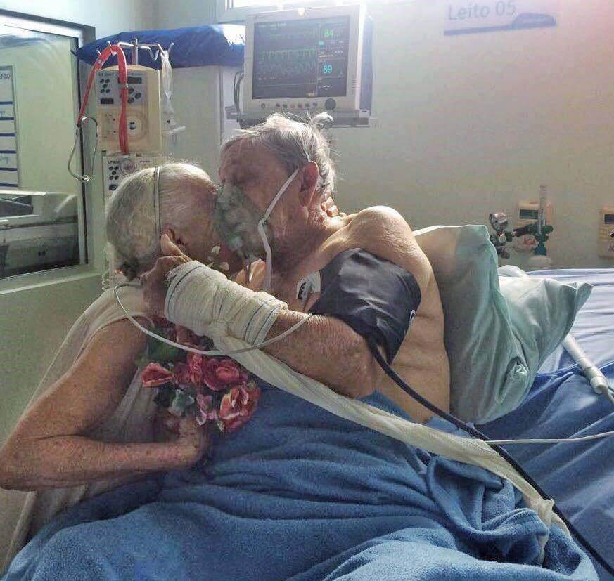 20 Adorable Pictures Of Elderly Couple Prove That True Love Never Ends