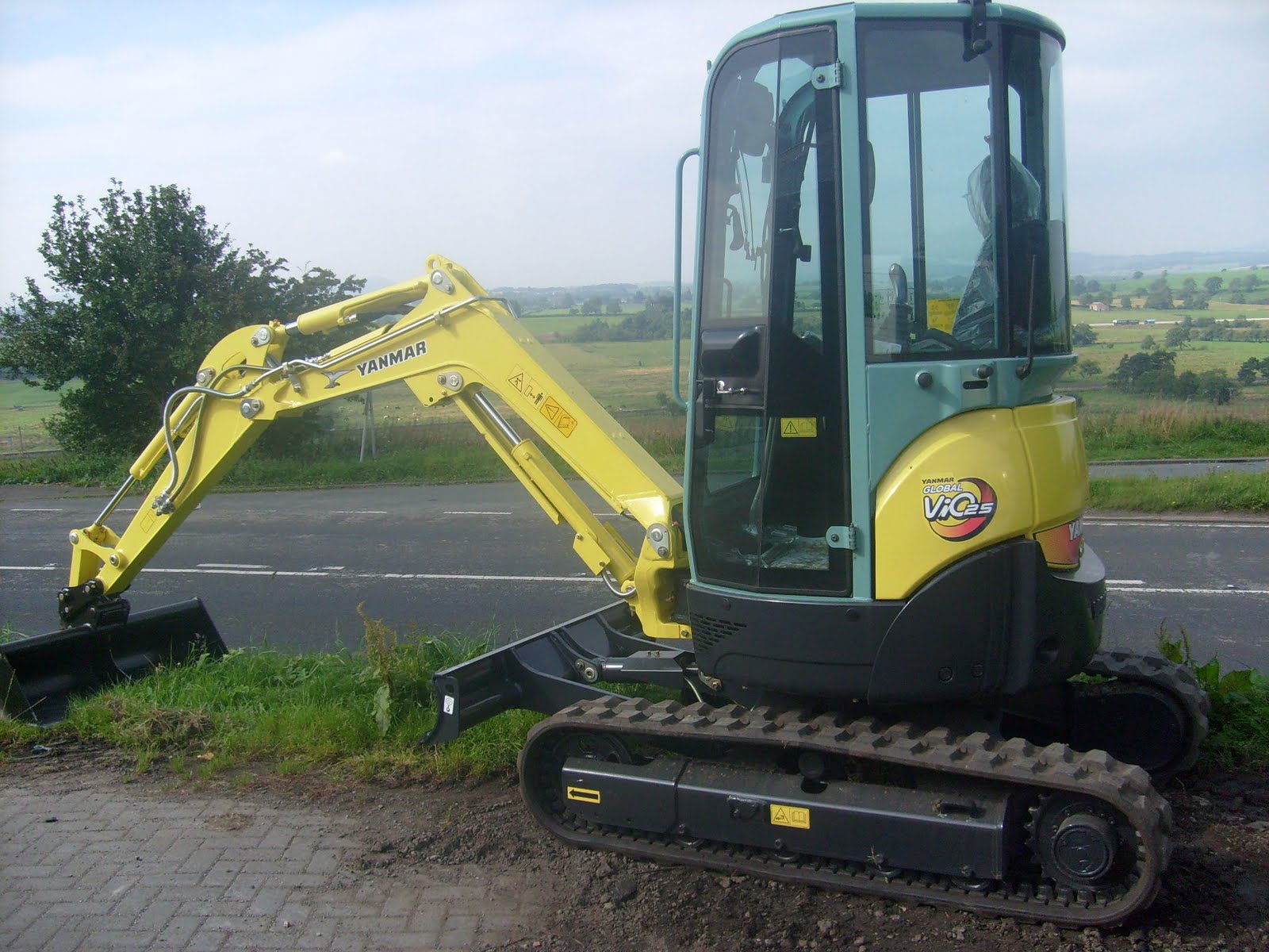 Used Machinery new yanmar vio25 4 buckets q/hitch