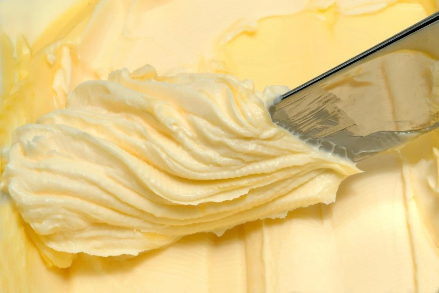 A manteiga deve ser mantida fora da geladeira?