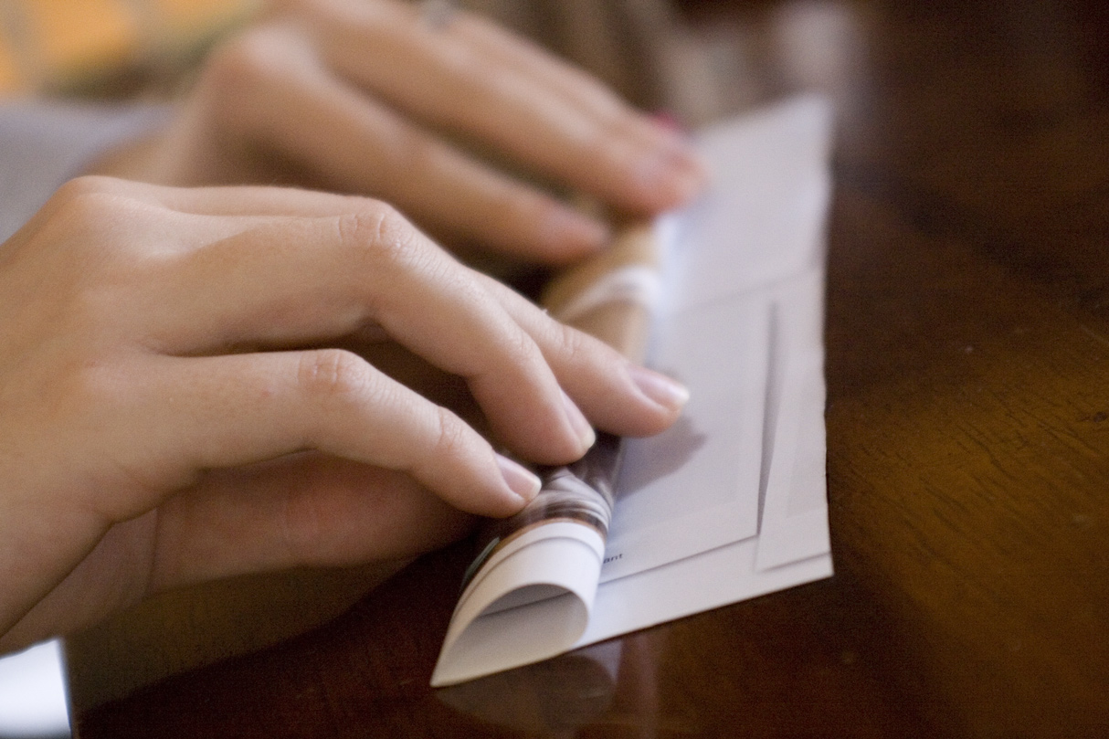 Задумчивый человек в очках. Бумажный пакет макдоналдс. Look it s paper. Look it s paper. Крафтовый пакет в руке.