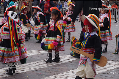 Cusco, Viajar al Perú, danzas indigenas, danzas peruanas, niños bailando, Cusco, plaza de armas en Cusco, 