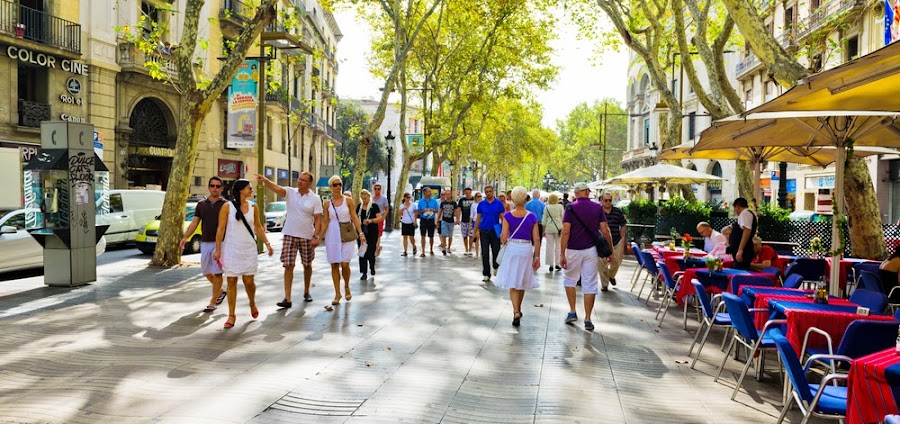 Un café en una de las terrazas de Las Ramblas de Barcelona