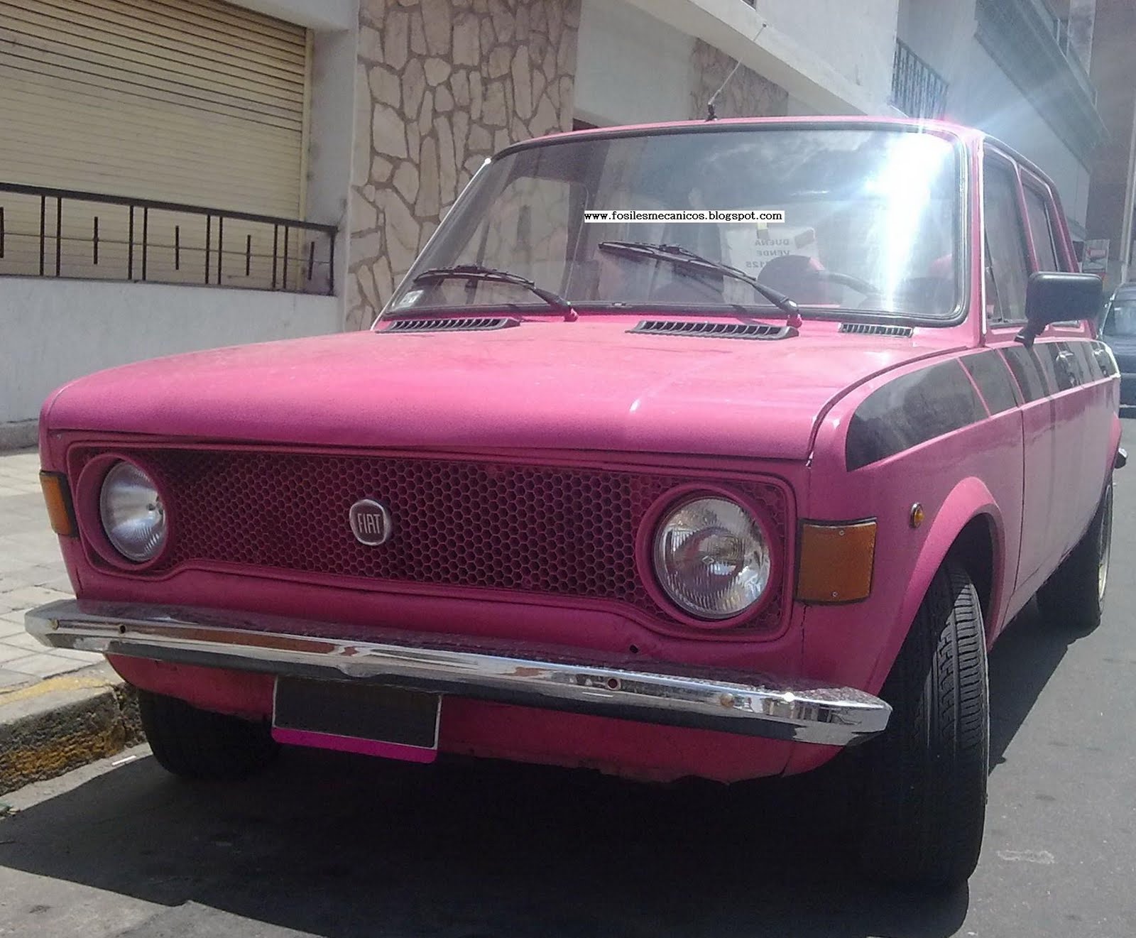 Fosiles mecanicos: Fiat 128... ¡ROSA!