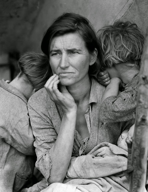 Dura imagen de una mujer migrante en la calle, junto a sus niños.