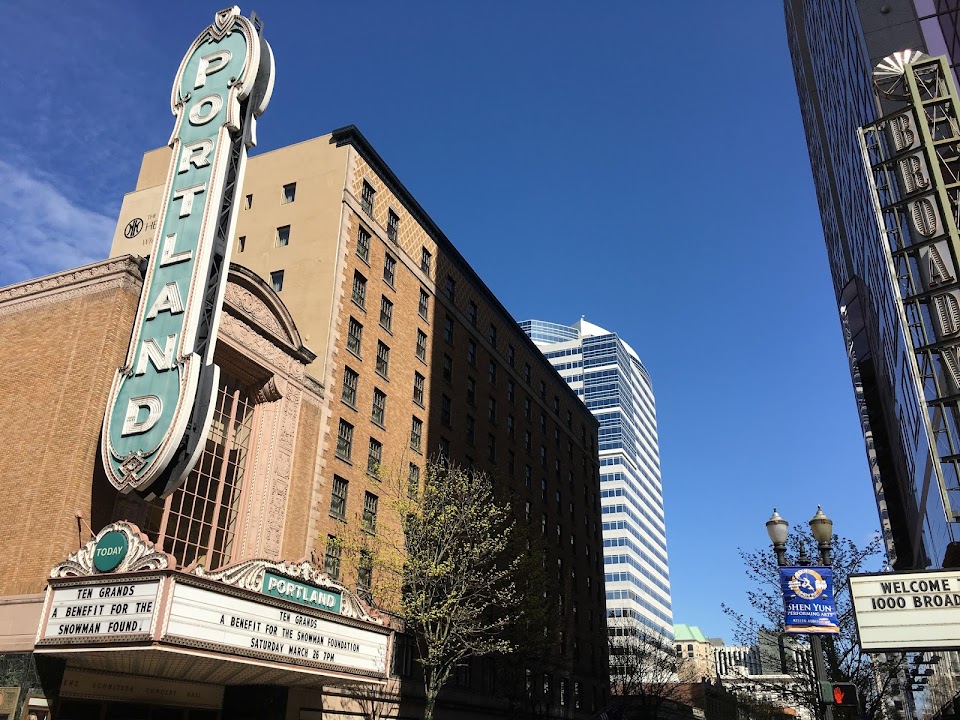 「PORTLAND」の看板が有名な「アーリン・シュニッツァー・コンサートホール（Arlene Schnitzer Concert Hall