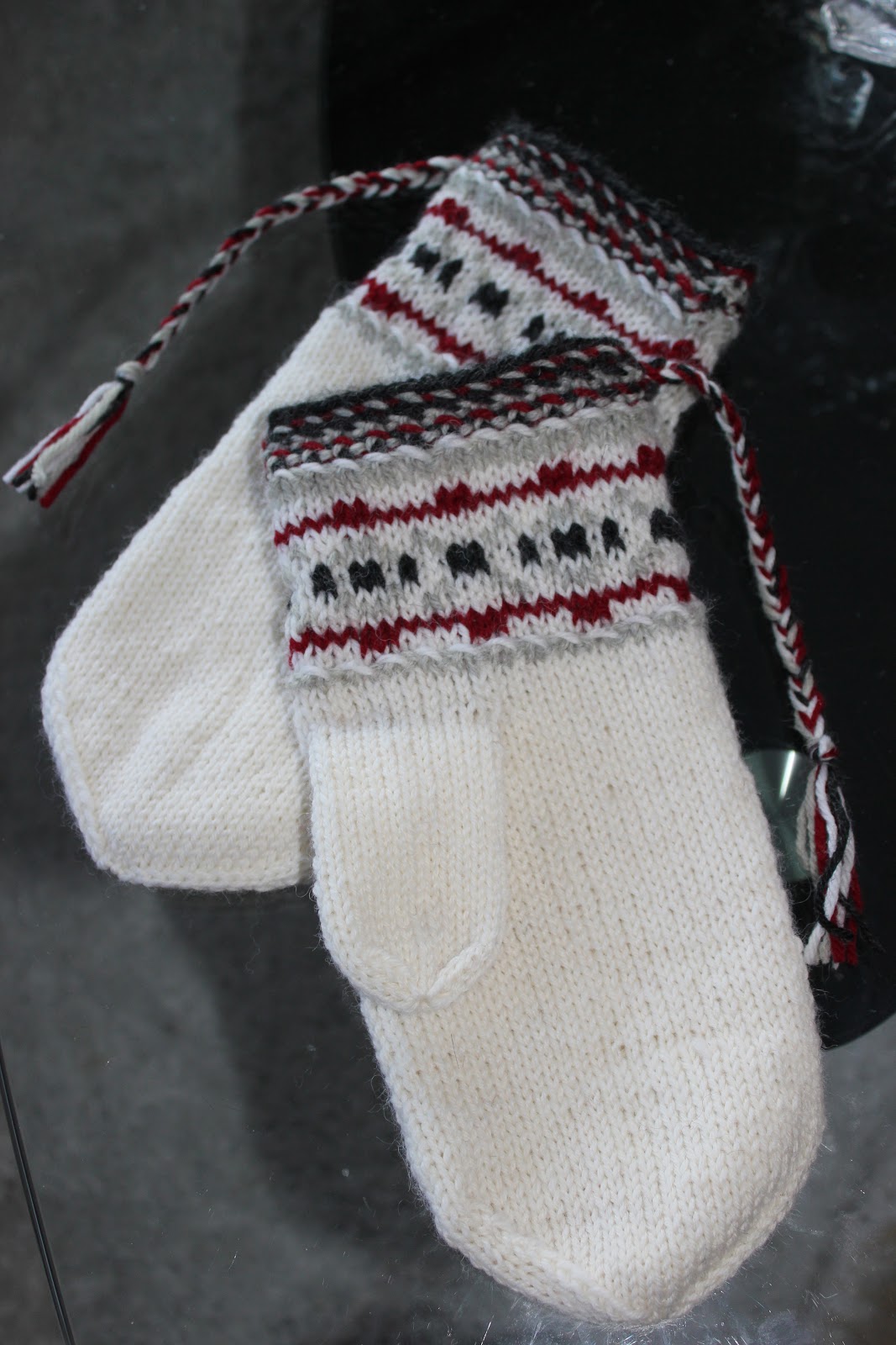 Samisk Votter Med Broderi
