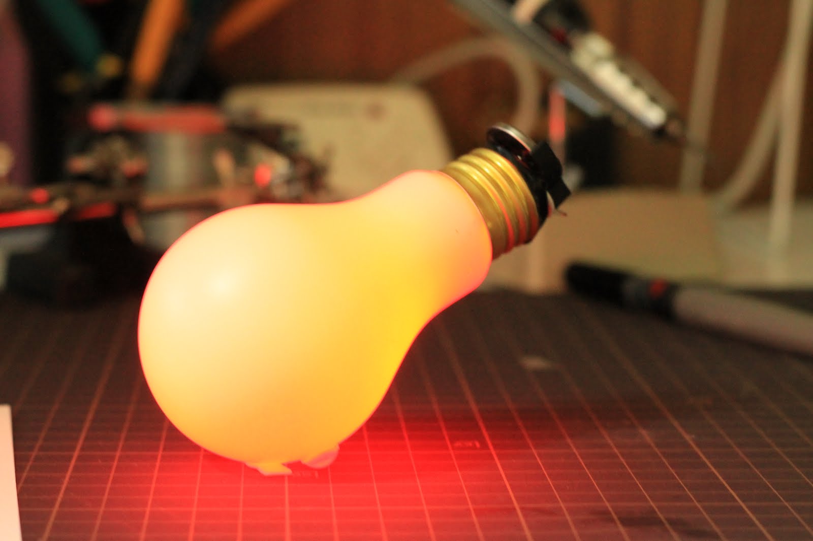 電球の後ろを開いて、LED電球（？）にした ばかおもちゃ製作所