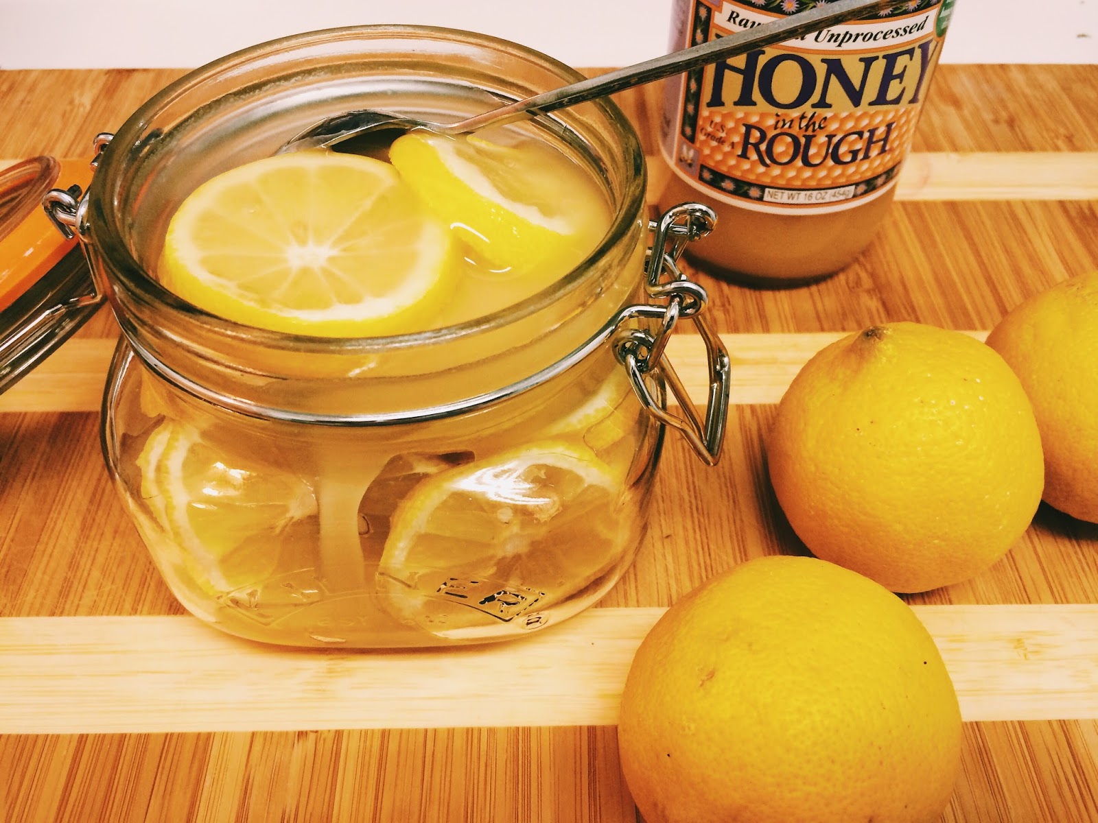 Польза смеси лимона мед. Мед с лимоном. Мед лимон чеснок. Чеснок с медом. Лимонно медовая смесь.