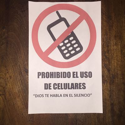 Sucre. Bolivia. Prohibido el uso de celulares. Dios te habla en silencio.