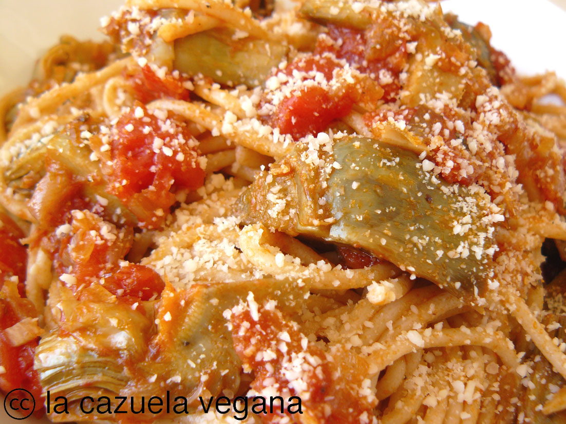 Espagueti con salsa de tomate y alcachofas y... parmesano vegano! | La  Cazuela Vegana | Alimentación 100% vegetal y saludable