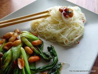 Pak choi (Bok Choy) cu arahide si vermiceli de soia