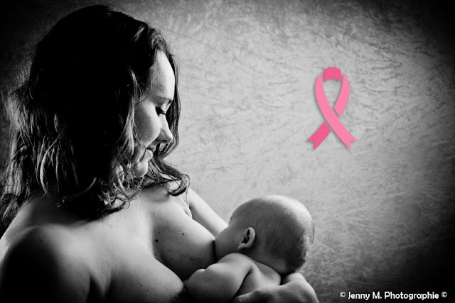photo maman qui donne le sein à bébé noir et blanc