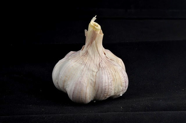 See What Happens When You Eat Garlic On an Empty Stomach