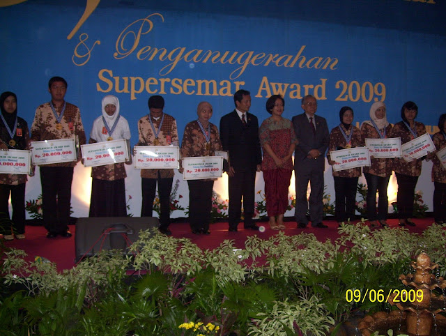 berfoto bersama awardee supersemar award 2009