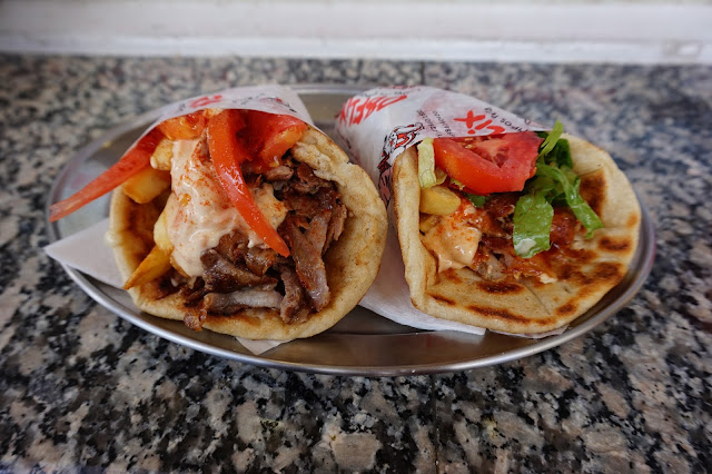 Délicieux pitas gyros à Fira - Restaurant Obélix