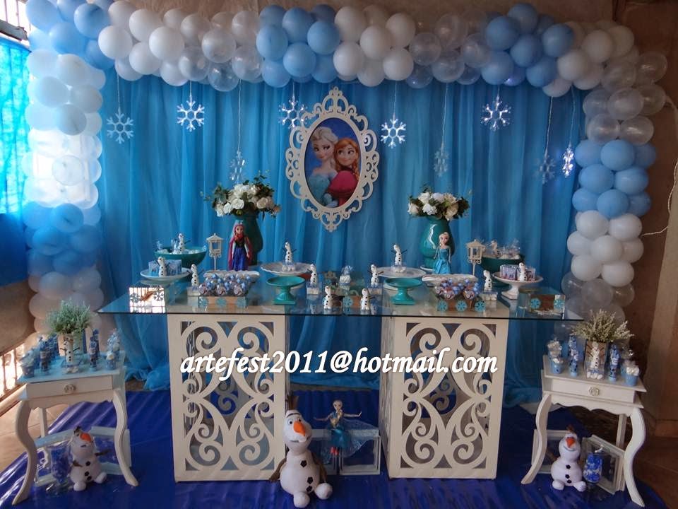 Decoração Frozen - Mesa provençal com decoração de balões