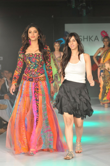 shruthi han rwalk at hifw 2011 photo gallery