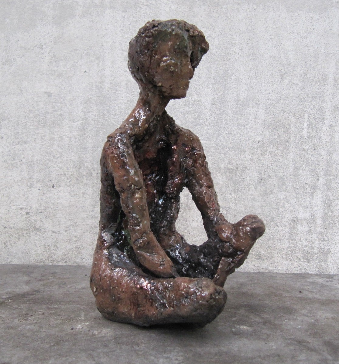 Rzeźba współczesna siedząca postać kolor brązowy