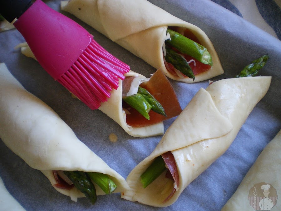 Hojaldritos de serrano y trigueros: Pincelado con huevo