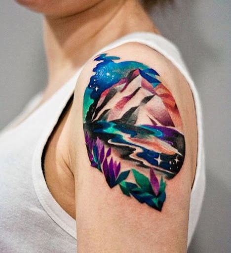 Se você está cansado de um branco e preto tatuagem, você também pode ter esta vividamente colorido serra da tatuagem, significando um colorido, mas árdua jornada. Ou você cna simplesmente obtê-lo por causa de seu charme.