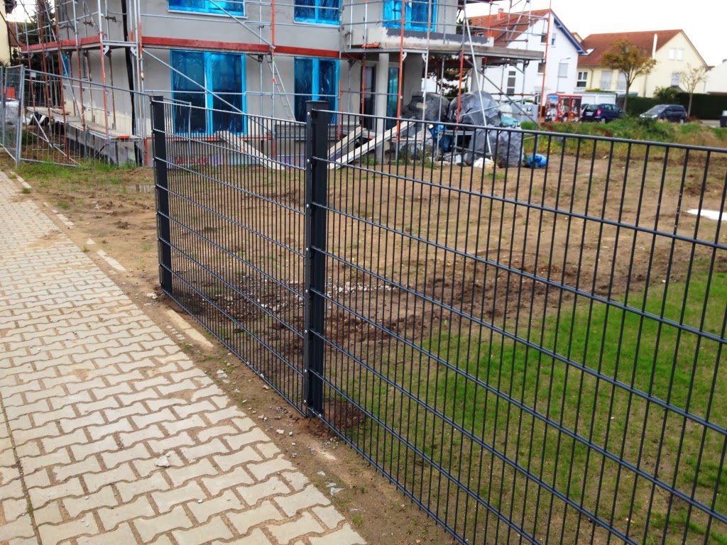 Abenteuer Hausbau Außenanstrich und Zaun (vom Nachbarn)