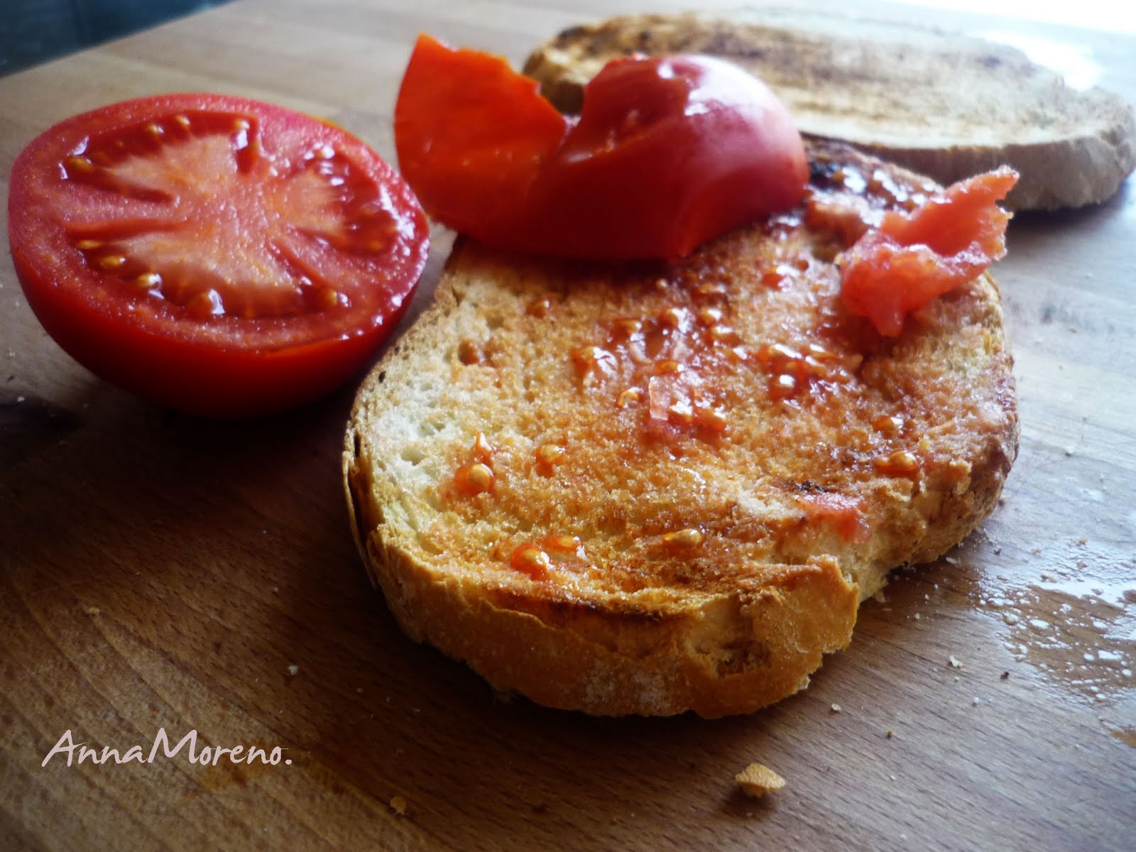 Хлеб с помидорами рецепт в духовке. Pa amb tomaquet. Пан кон томате. Хлеб с помидором по-каталонски. Хлеб с помидорами и чесноком.