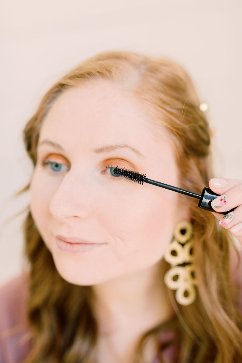 tampa blogger amanda burrows using the new maybelline snapscara