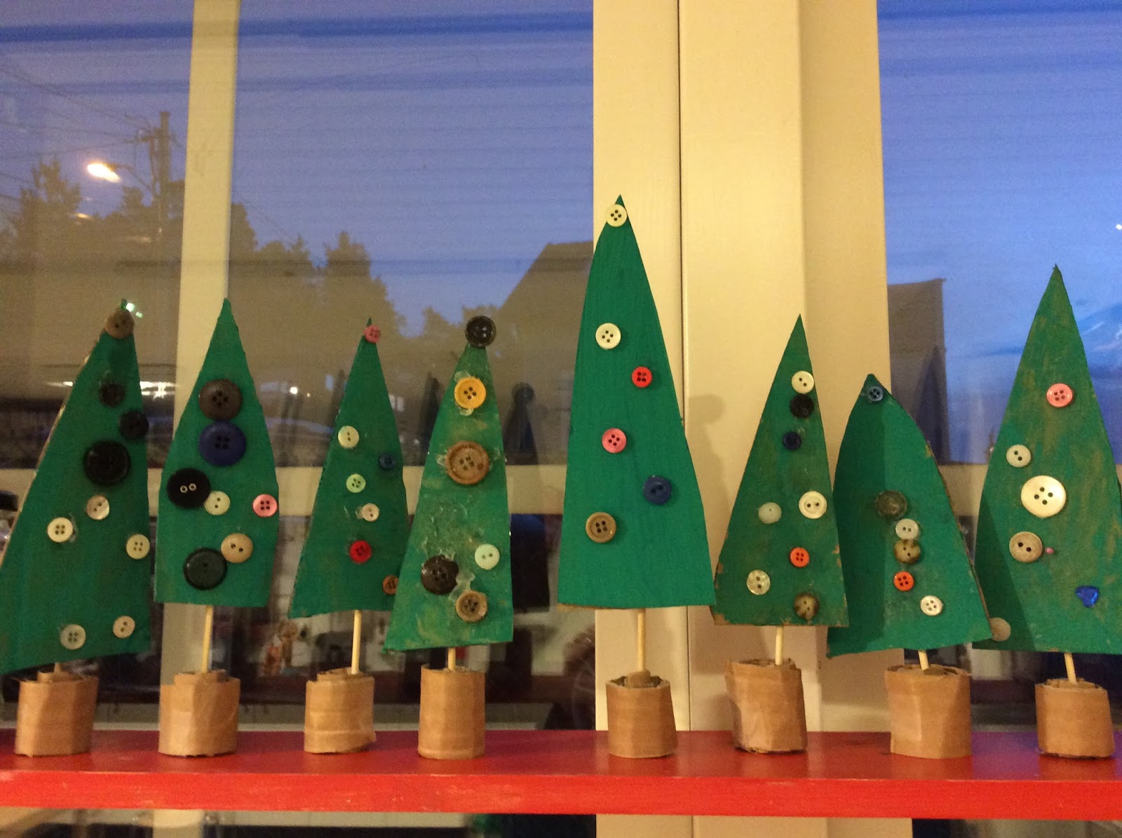 Norlandia Myrertoppen barnehage: Juletrær av papp og gamle knapper